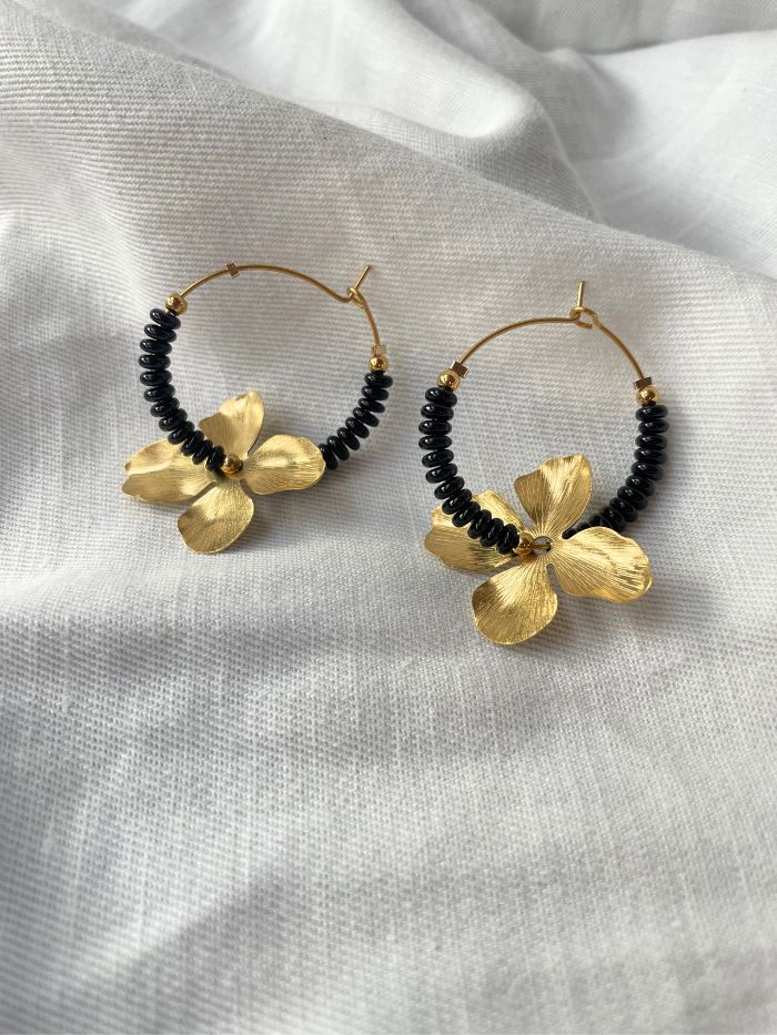 Boucles d'oreilles créoles Perles noires et fleur dorée  - ROMY - Spinelle