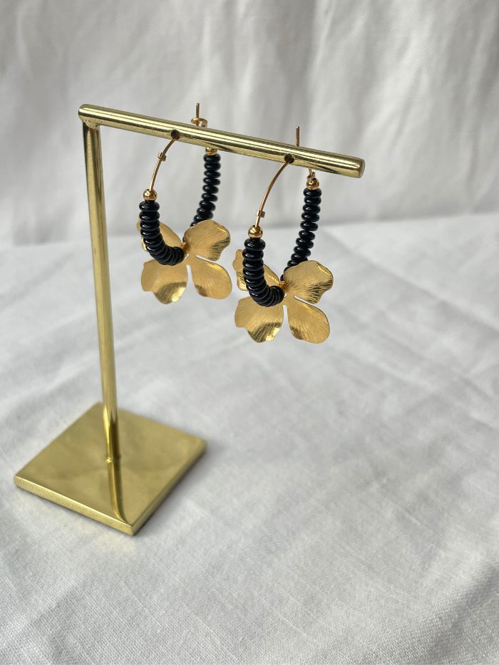 Boucles d'oreilles créoles Perles noires et fleur dorée  - ROMY - Spinelle