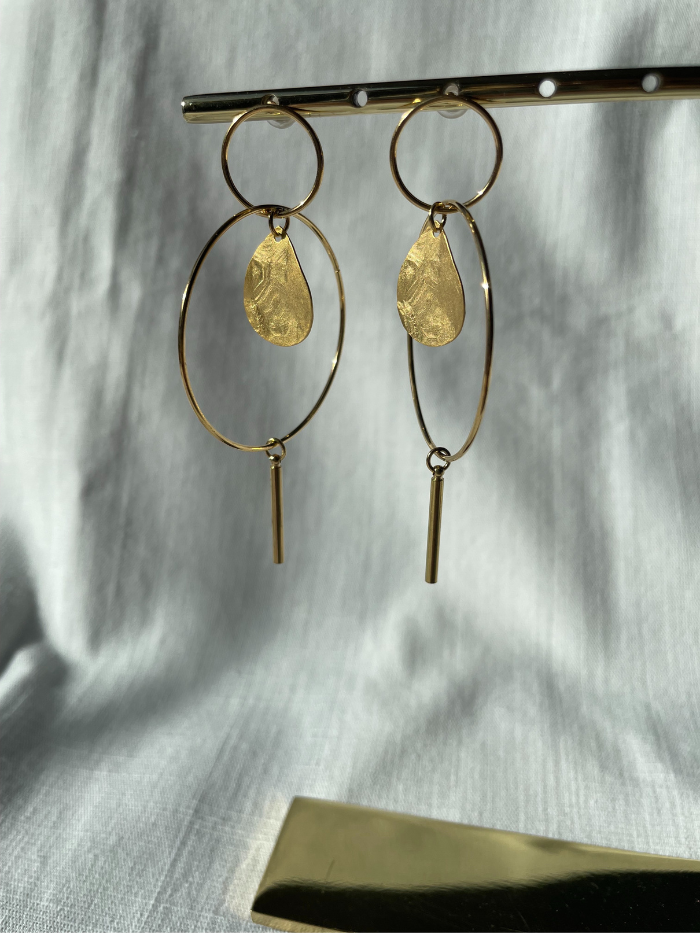 Boucles d'oreilles contemporaines avec gouttes martelées dorées - LIVIA - Plaqué or