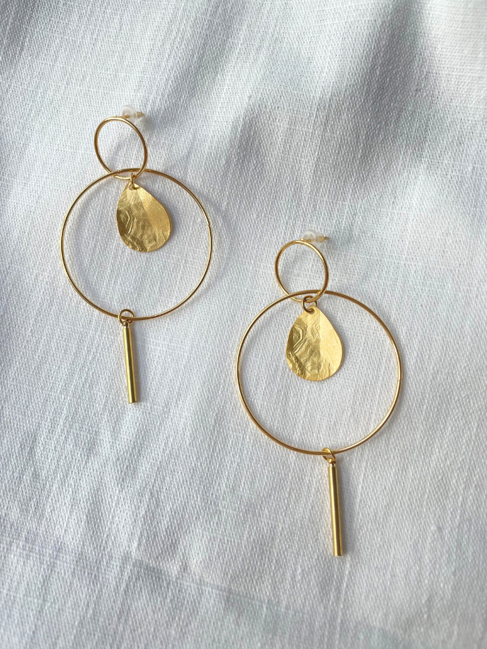 Boucles d'oreilles contemporaines avec gouttes martelées dorées - LIVIA - Plaqué or