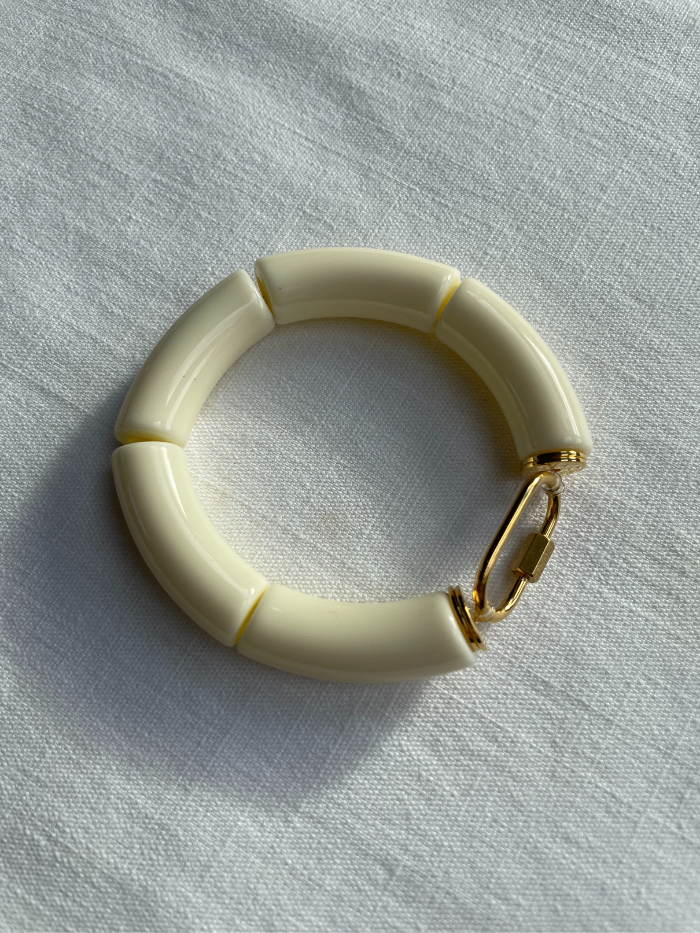 Découvrez le bracelet blanc ivoire OLYMPIA "Lençois", un bracelet fantaisie inspiré par les couleurs du Brésil que vous ne voudrez plus quitter ! Un bracelet femme composé de 5 perles tubes ivoire et un fermoir cadenas "décoratif" en acier inoxydable. Son design original lui donne un style unique ! Bracelet assemblé à la main par Axelle, la créatrice des bijoux Les jolis hasards. Fait à Vincennes. Bracelet fabriqué en France par une créatrice de bijoux indépendante.