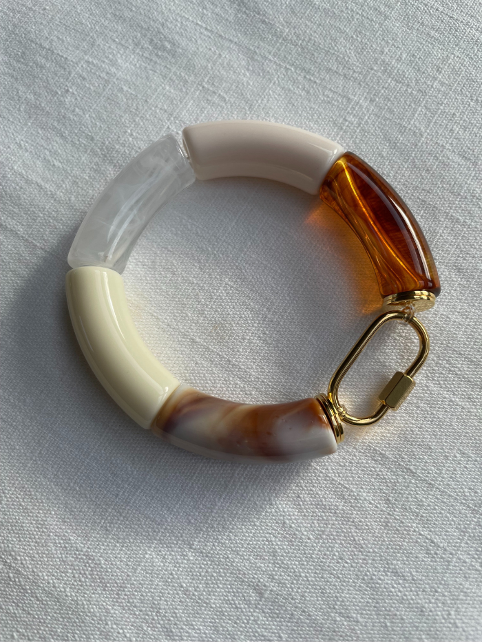 Découvrez le bracelet blanc ivoire OLYMPIA "Lençois", un bracelet fantaisie inspiré par les couleurs du Brésil que vous ne voudrez plus quitter ! Un bracelet femme composé de 5 perles tubes ivoire et un fermoir cadenas "décoratif" en acier inoxydable. Son design original lui donne un style unique ! Bracelet assemblé à la main par Axelle, la créatrice des bijoux Les jolis hasards. Fait à Vincennes. Bracelet fabriqué en France par une créatrice de bijoux indépendante.