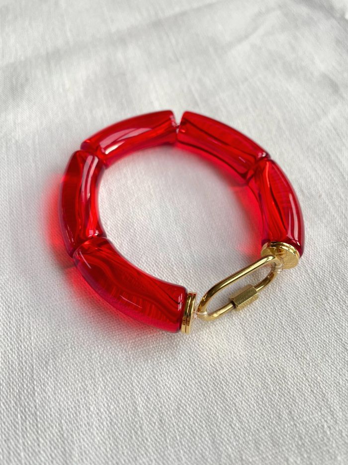 Découvrez le bracelet rouge OLYMPIA "Amazonas", un bracelet fantaisie inspiré par les couleurs du Brésil que vous ne voudrez plus quitter ! Un bracelet femme composé de 5 perles tubes rouges et un fermoir cadenas "décoratif" en acier inoxydable. Son design original lui donne un style unique ! Bracelet assemblé à la main par Axelle, la créatrice des bijoux Les jolis hasards. Fait à Vincennes. Bracelet fabriqué en France par une créatrice de bijoux indépendante.