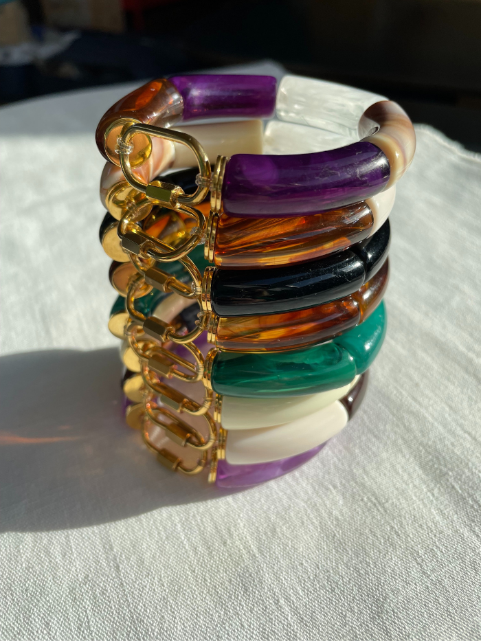 Découvrez la collection de bracelets fantaisie OLYMPIA, une explosion de couleurs inspirée par la vibrante culture brésilienne. Chaque bracelet, conçu par Axelle la créatrice de Les Jolis Hasards à Vincennes, est une composition unique de cinq perles tubes aux teintes éclatantes et d'un fermoir cadenas en acier inoxydable. Ajoutez une touche singulière et unique à votre style. Optez pour l'authenticité avec ce bracelet contemporain fabriqué en France par une créatrice indépendante.