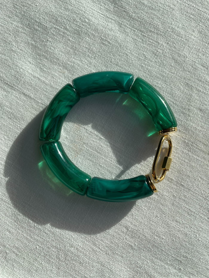 Laissez-vous séduire par le bracelet vert OLYMPIA "Bonito", un bracelet fantaisie inspiré par les couleurs du Brésil que vous ne voudrez plus quitter ! Un bracelet femme composé de 5 perles tubes vertes et un fermoir cadenas "décoratif" en acier inoxydable. Son design original lui donne un style unique ! Bracelet assemblé à la main par Axelle, la créatrice des bijoux Les jolis hasards. Fait à Vincennes. Bracelet fabriqué en France par une créatrice de bijoux indépendante.