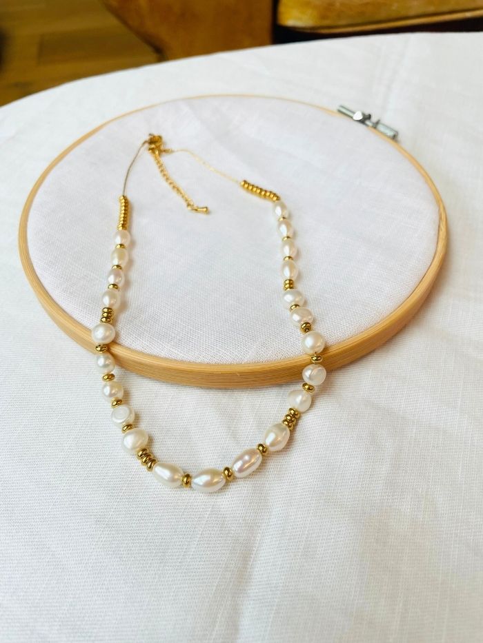 Collier perles en pâte de verre, laiton et koffi Collier perles en pâte de verre, laiton et koffi