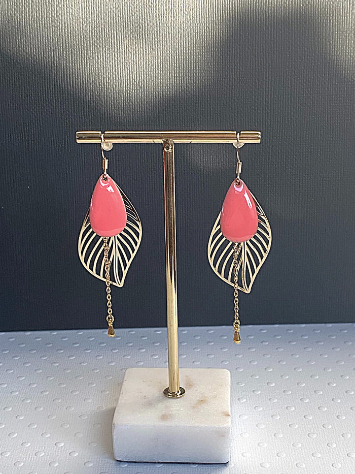 Craquez pour les boucles d’oreilles NATURE rose corail ! Composées d'un pendentif goutte émaillé rose corail et d'une feuille graphique, ces boucles d'oreilles originales ont  une allure singulière ! Ultra féminines, les boucles NATURE sont entièrement assemblées à la main par Axelle la créatrice des Jolis hasards.