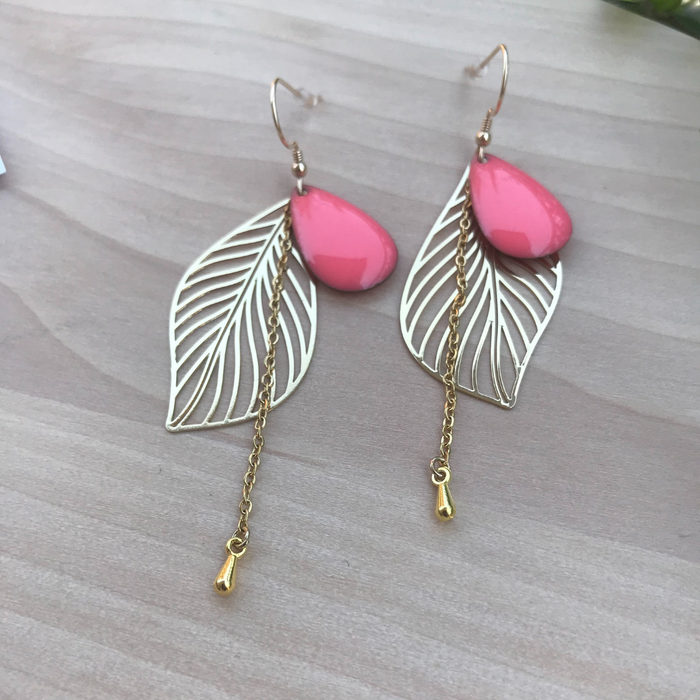 Zoom sur les boucles d’oreilles NATURE rose corail ! Composées d'un pendentif goutte émaillé rose corail et d'une feuille graphique, ces boucles d'oreilles originales ont  une allure singulière ! Ultra féminines, les boucles NATURE sont entièrement assemblées à la main par Axelle la créatrice des Jolis hasards.