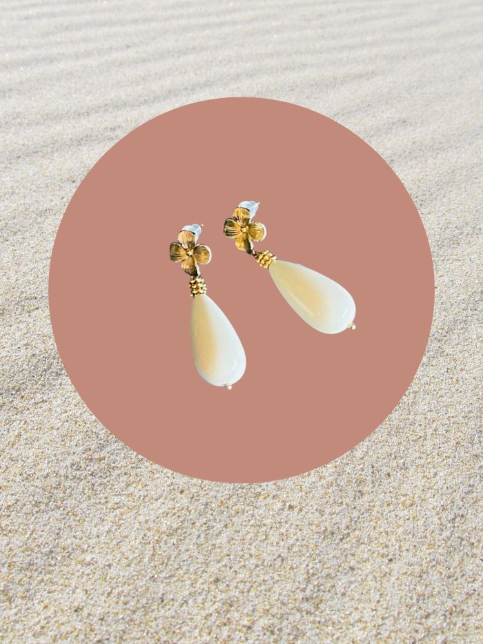 Boucles d'oreilles fleurs dorées et perle poire- FIORA - Blanc Marine Parme