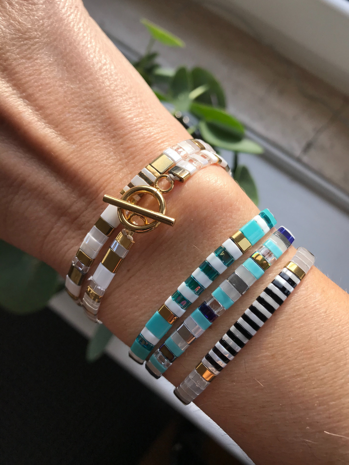 Le bracelet DOUBLE VITAMINES blanc créé par Les jolie hasards, se marie avec toutes les couleurs de bracelets. Ici il est présenté avec des bracelets Miuyki bleu turquoise et noir & blanc.