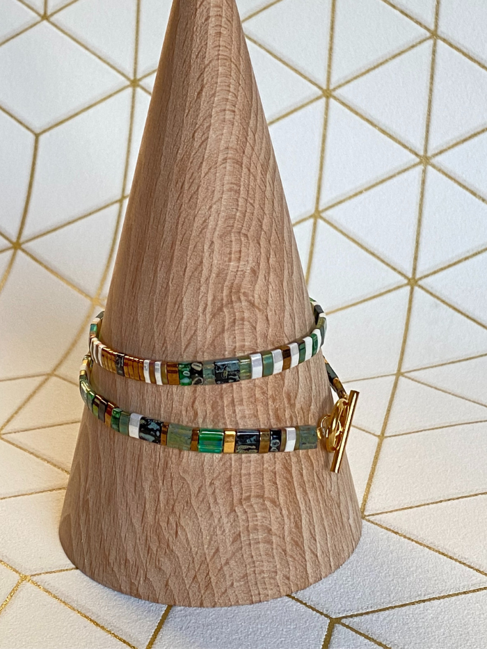 Le bracelet DOUBLE VITAMINES vert kaki peut se porter avec son fermoir "T" de façon visible ou non (comme ici), selon votre préférence. Les bracelets DOUBLES VITAMINES créés par Les jolis hasards sont composés de perles de verre Miuyki fabriquées au Japon et d'une qualité incomparable. Ils sont montés entièrement à la main sur un fil de nylon (plus résistant que l’élastique) qui permet de faire deux fois le tour du poignet.