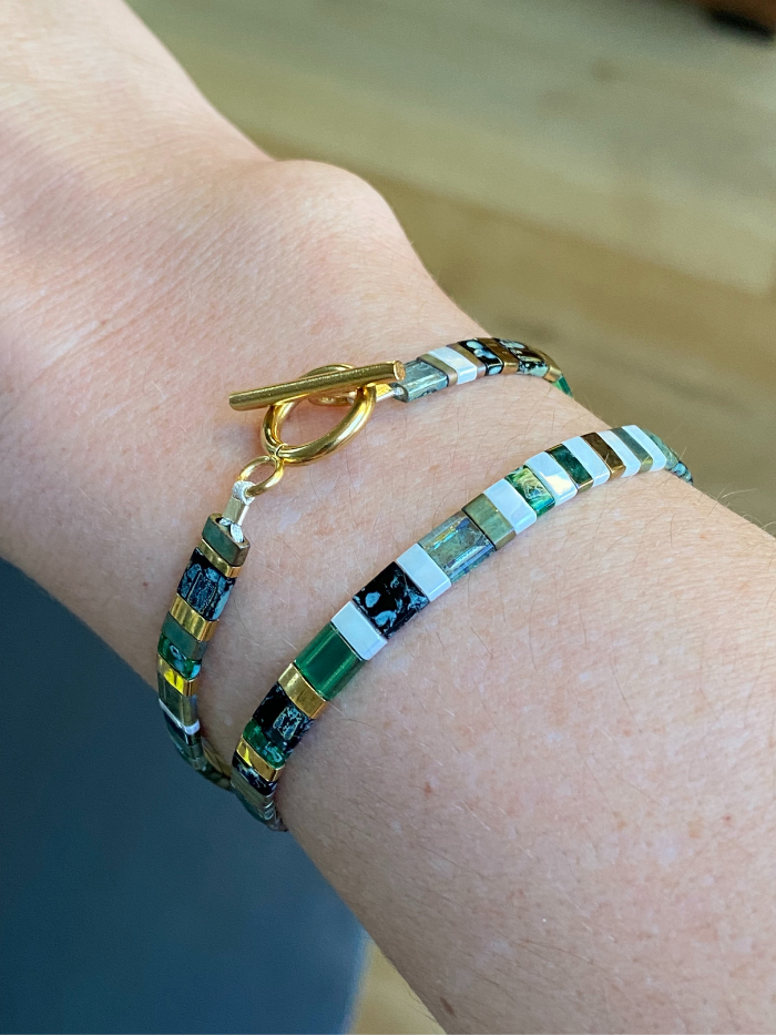 Laissez-vous séduire par le bracelet best-seller créé par Les jolis hasards ! Le bracelet DOUBLE VITAMINES vert kaki est composé de perles de verre Miyuki fabriquées au Japon et d'une qualité incomparable. Chaque bracelet est monté entièrement à la main sur un fil de nylon (plus résistant que l’élastique) qui permet de faire deux fois le tour du poignet. Ils se ferment avec un fermoir en « T » très facile d’utilisation.