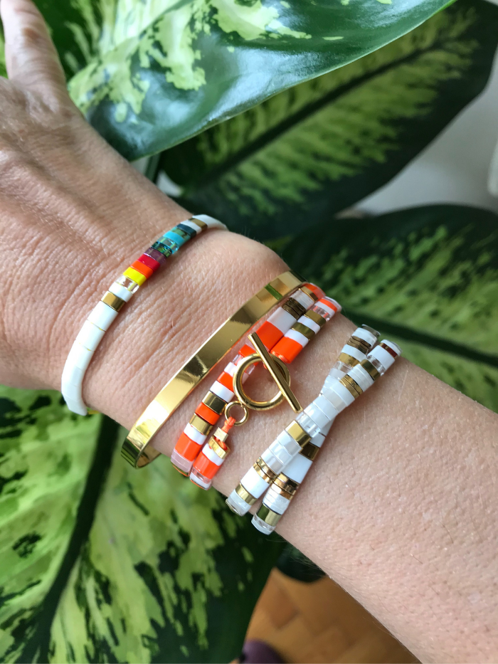 Un autre exemple d'accumulation de bracelets Miuyki Double Vitamines imaginés par Les jolis hasards ! Un modèle simple "Rainbow", un bracelet jonc doré, un bracelet en perles Miuyki orange et un bracelet blanc et or. Faites vous plaisir !