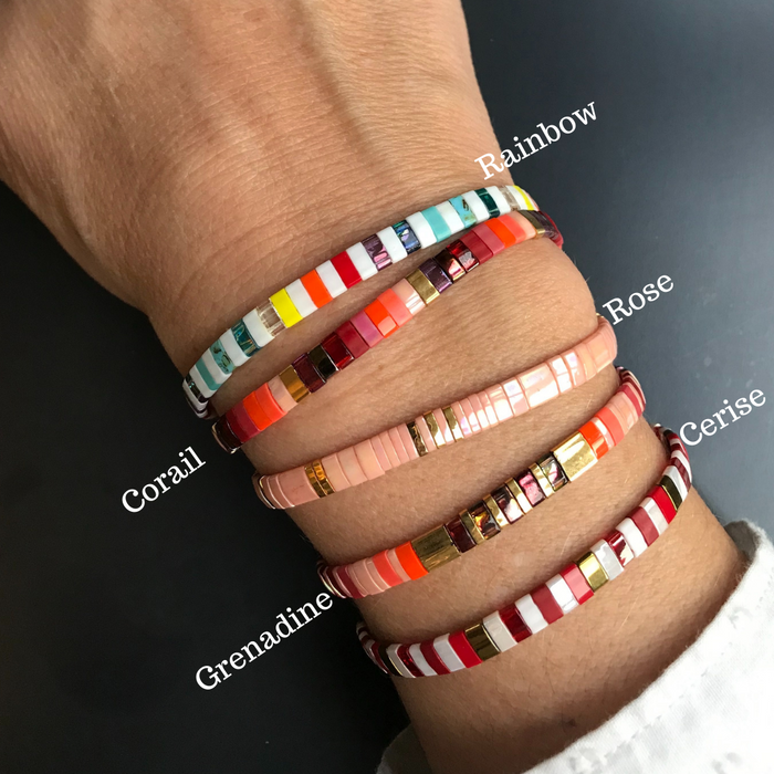 Rainbow, Grenadine, Rose, Corail, Rouge Cerise… Ils sont tous beaux ! La collection des bracelets VITAMINES est un best-seller des bijoux Les jolis hasards ! Colorés, pétillants et ultra lumineux, les bracelets VITAMINES sont sont composés de perles de verre Miyuki fabriquées au Japon et d'une qualité incomparable. Ils sont montés entièrement à la main sur un fil de nylon (plus résistant que l’élastique) et fermés par un noeud coulissant très résistant. 