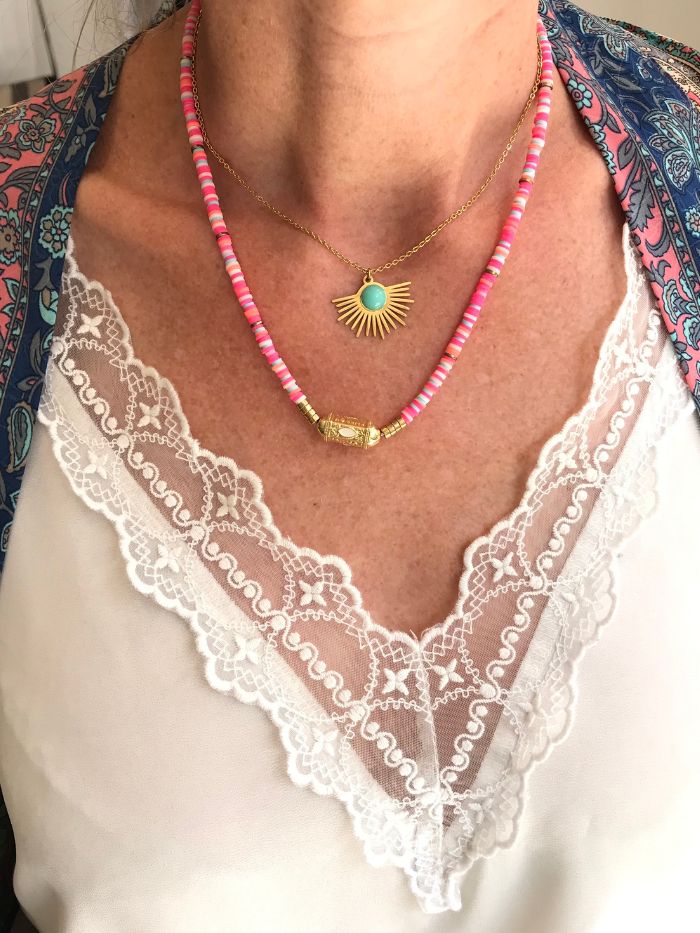 Vous recherchez un collier FORTUNA rose fluo, véritable grigri porte bonheur de l'été ? Le collier FORTUNA est le collier fantaisie de l'été à offrir ou à s'offrir composé de perles Heishi colorées et d'une perle message "ENERGY COURAGE POSITIVE" pour vous apporter de la bonne humeur. Ce collier fantaisie tendance est entièrement assemblé à la main par Axelle la créatrice des Jolis hasards. Fabriqué à Vincennes. Bijou fabriqué en France.