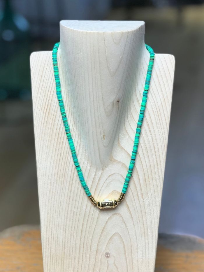 Laissez-vous tenter par le collier FORTUNA vert, le collier grigri porte bonheur de l'été ! Un collier à offrir ou à s'offrir composé de perles Heishi colorées et d'une perle message "ENERGY COURAGE POSITIVE" pour vous apporter de la bonne humeur. Ce collier fantaisie tendance est entièrement assemblé à la main par Axelle la créatrice des Jolis hasards. Fabriqué à Vincennes. Bijou fabriqué en France.