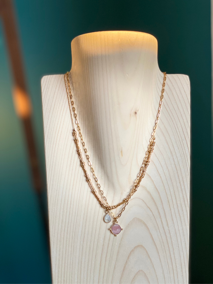 Le collier Léonie est une collier très féminin qui mêle élégance et délicatesse. Il est composé de fines perles Miyuki plaquées or et d'un pendentif goutte en Pierre de lune. Il est porté ici avec un collier VITTORIA rose. Ces colliers fantaisie sont entièrement assemblés à la main par Axelle la créatrice des Jolis hasards.