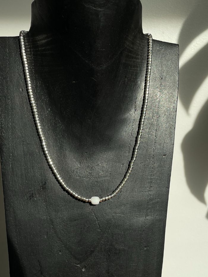Collier perles argentées et sa perle blanche - ELLA