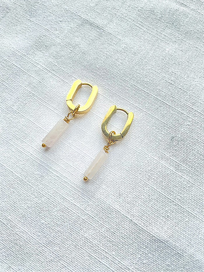 Mini créole ovale de 16mm en acier inoxydable associé à une perle tube rectangle en pierre gemme de Quartz rose. Composez votre paire de mini créoles JULIETTE selon votre style. Chaque mini créole est vendue à l'unité pour vous permettre de composer votre paire sur-mesure : 2 identiques ou 2 différentes...  Boucles d'oreilles fantaisie assemblés à la main par Axelle la créatrice des Jolis hasards. Made in Vincennes. Bijou fabriqué en France.